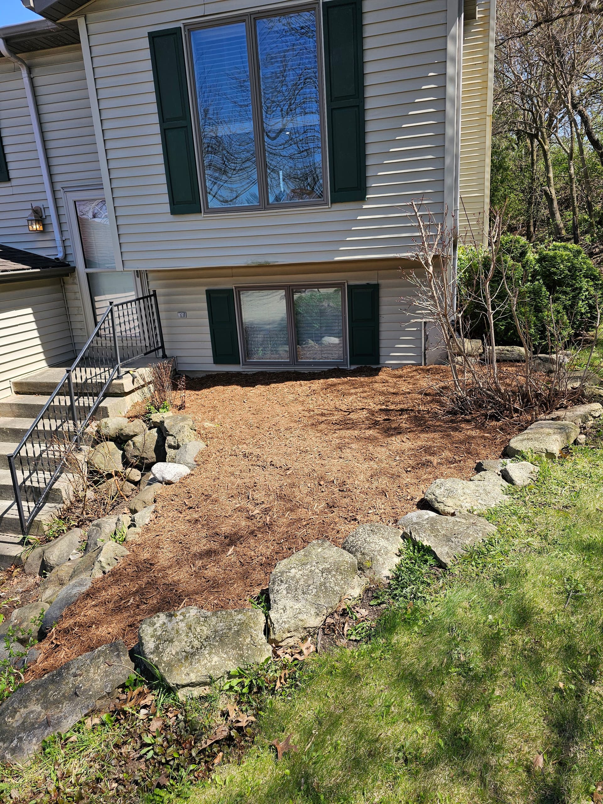 Gallery photos for Fresh Mulch and Clean Beds Across Multiple Yards: Image #2