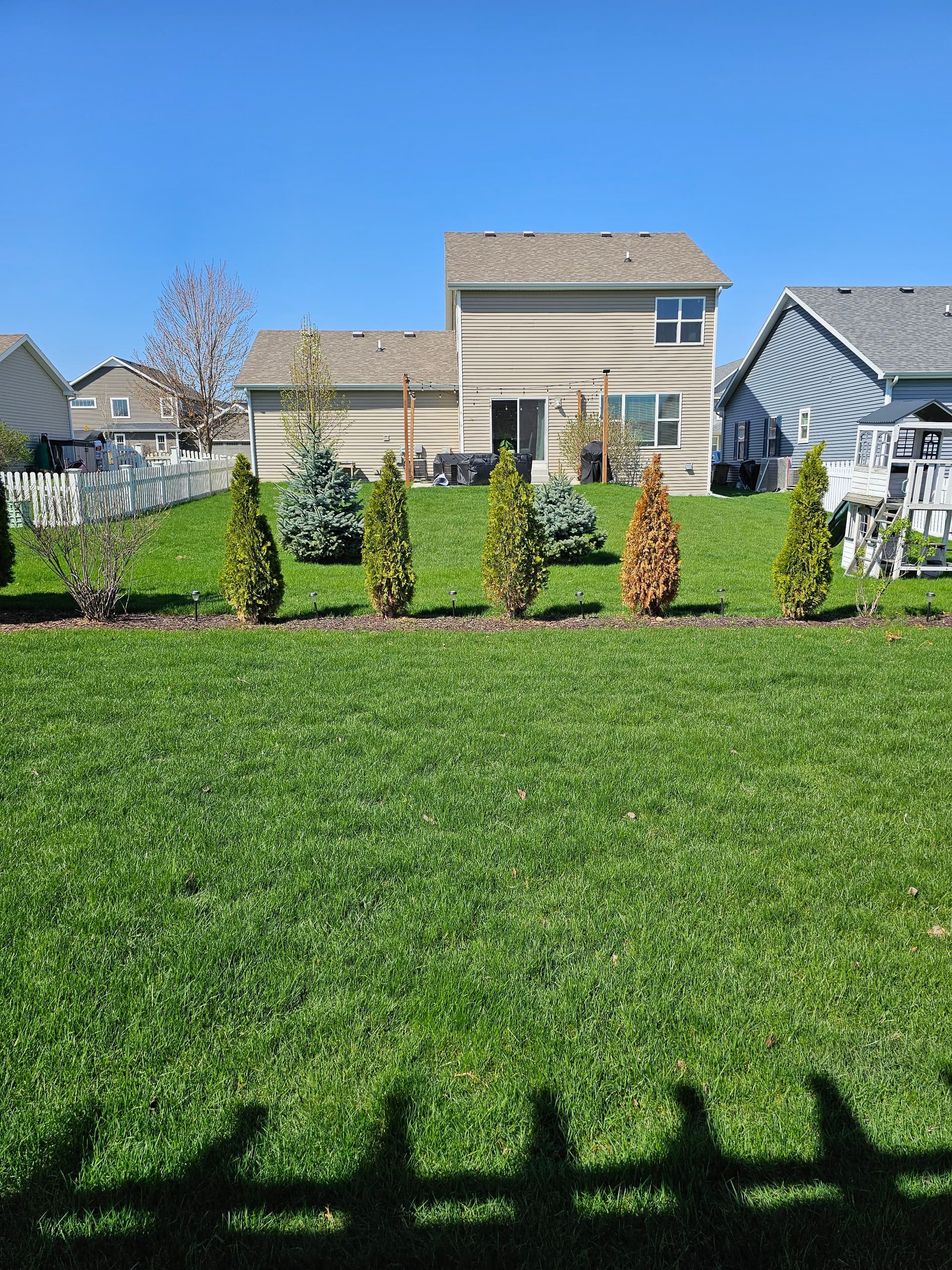 Gallery photos for Fresh Mulch and Clean Beds Across Multiple Yards: Image #3