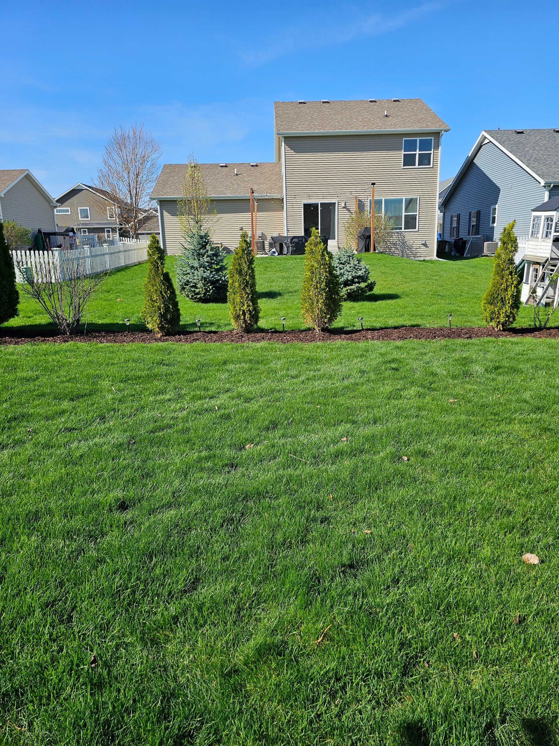 Gallery photos for Fresh Mulch and Clean Beds Across Multiple Yards: Image #4